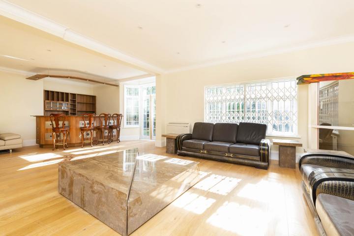 Modern Apartment with Private Patio Frognal, Hampstead